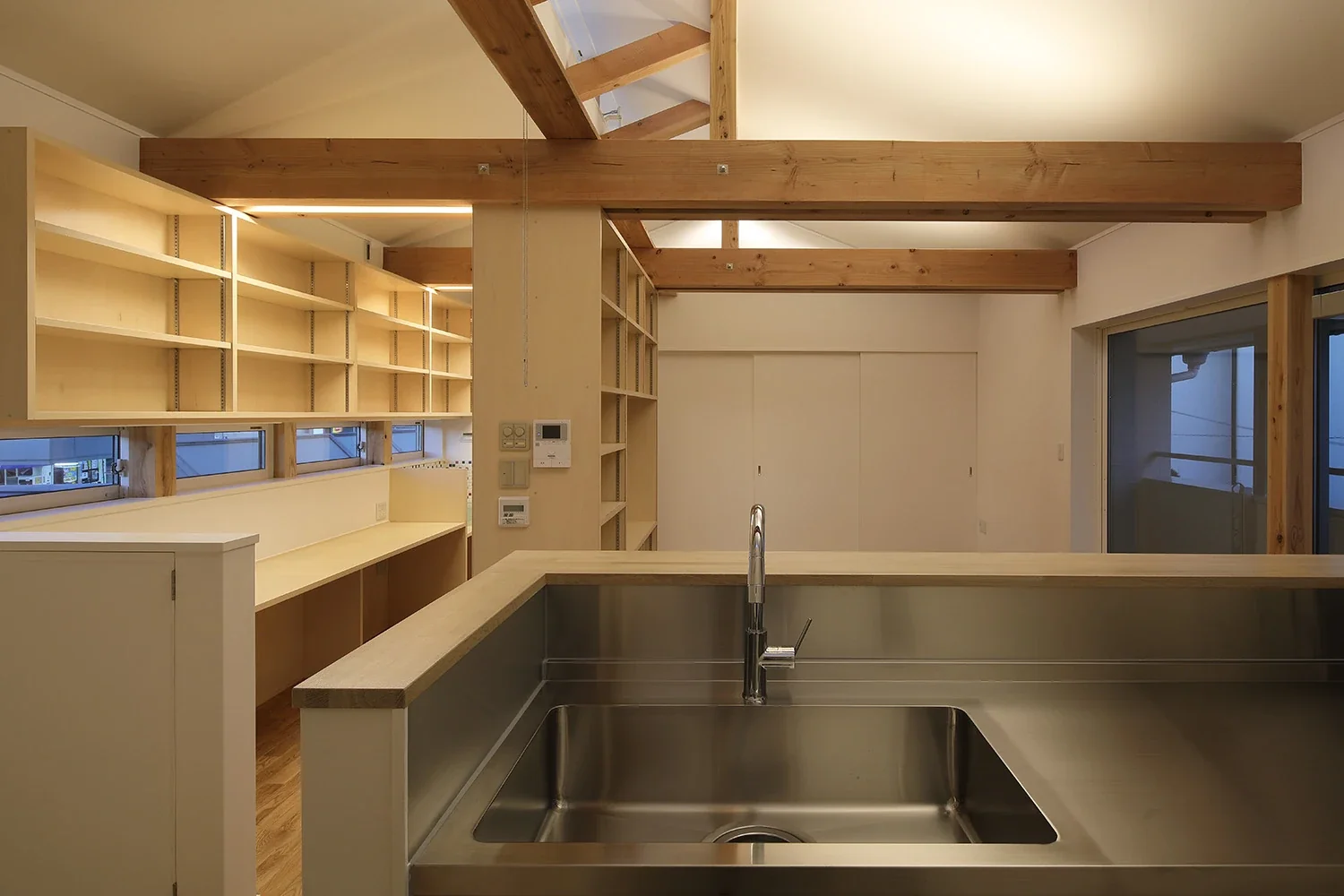 The desk corner can also be observed from the kitchen.
