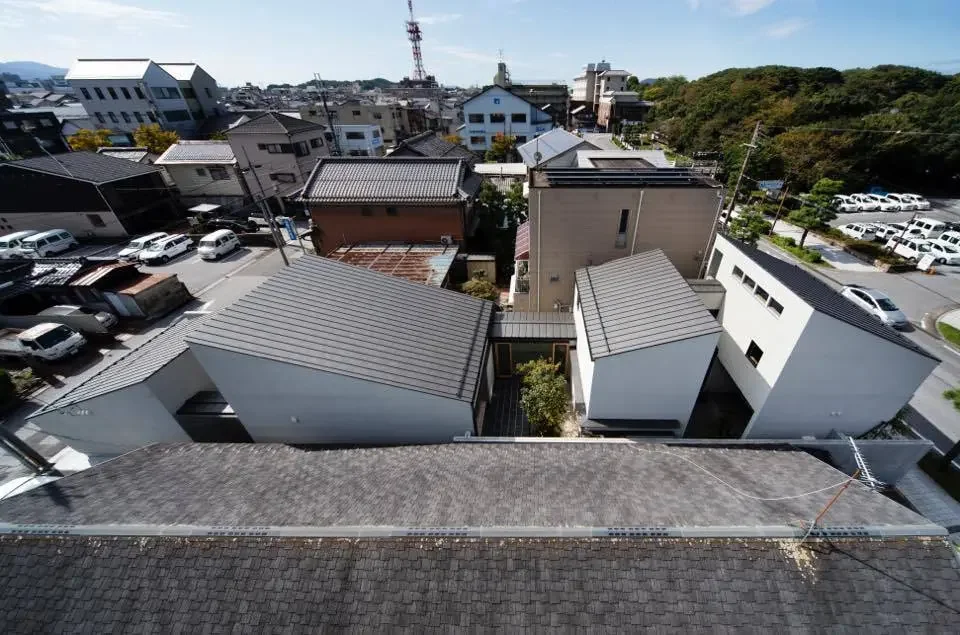 Four courtyards and building volumes are alternately arranged along the narrow site.