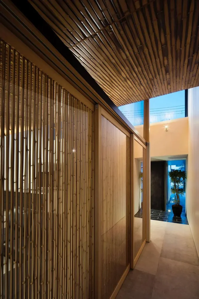 Bamboo quarter-sawn strips incorporated into the fittings visually and spatially link the corridor with the living-dining-kitchen area.