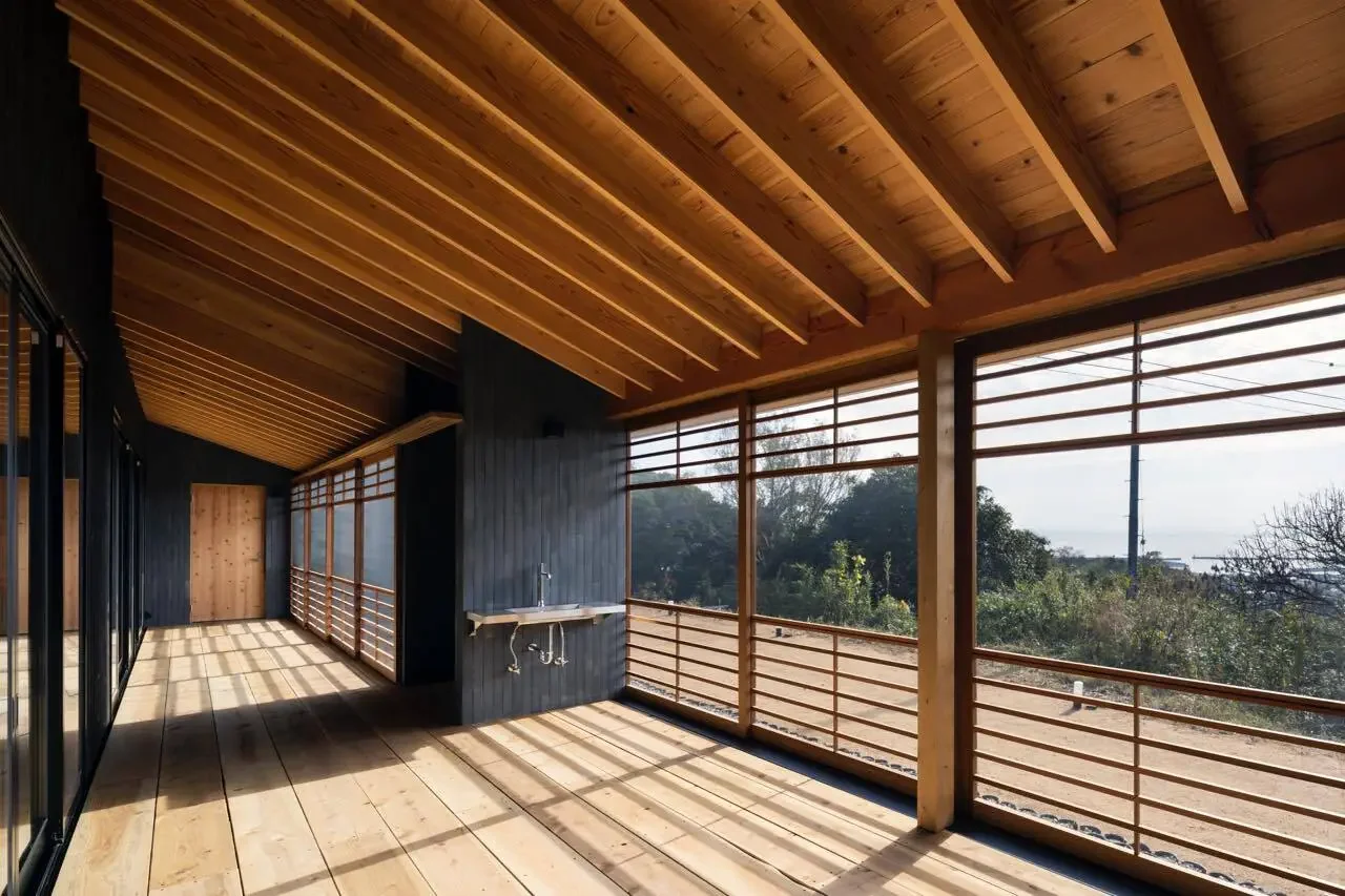 A movable mesh screen installed to simultaneously protect against insects, promote ventilation, and preserve scenic views.