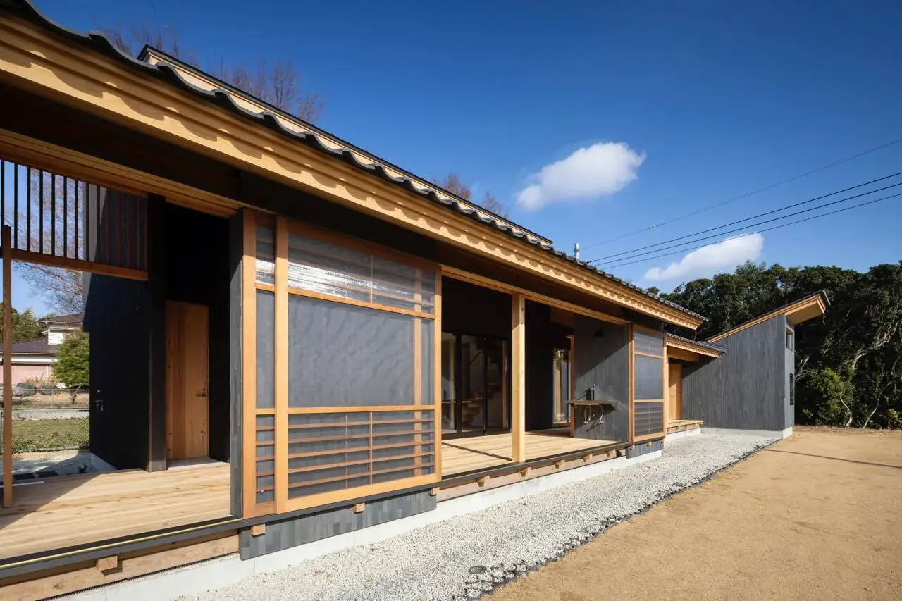 The engawa connecting the clinic, residence, and bath acts not only as a passageway but also as a space to experience nature.