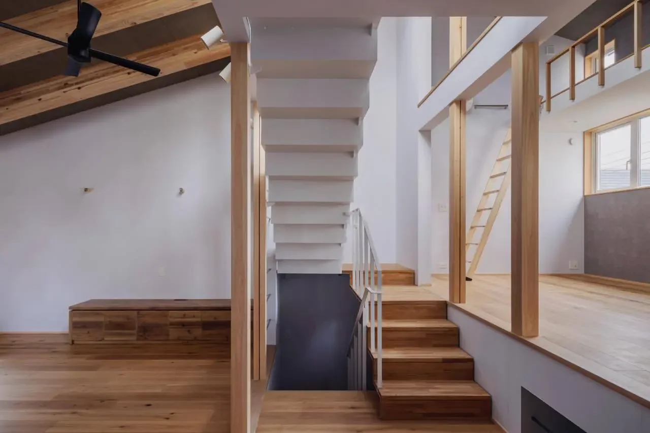 The central stair-shaped atrium gently divides the space.｜Tower of Light and Wind