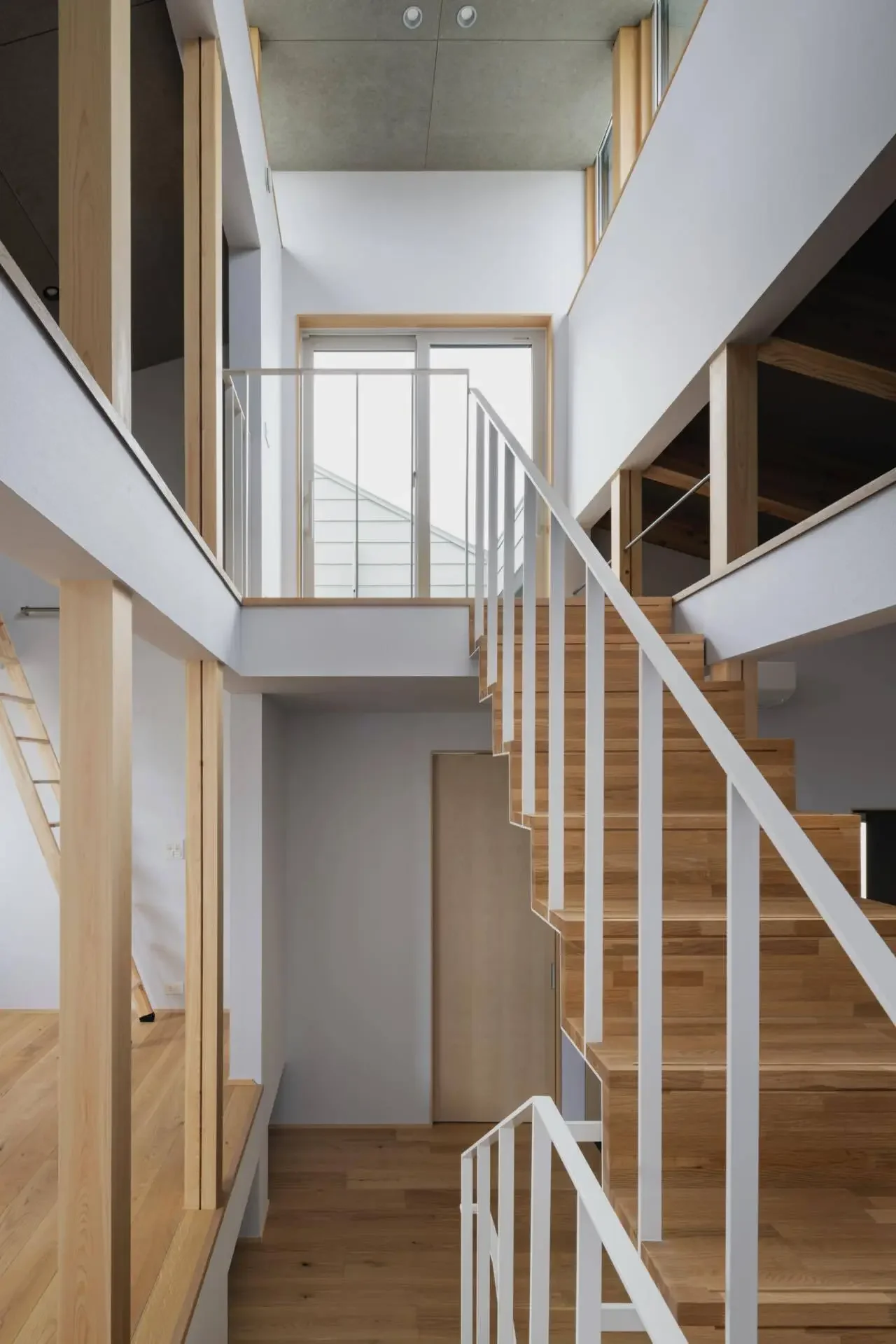 The staircase leads up to the rooftop.｜Tower of Light and Wind