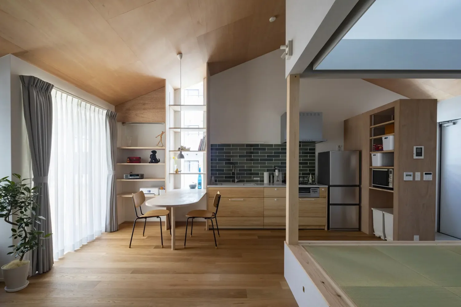 The gabled roof harmonizes with the surroundings and is clearly articulated in the interior ceiling design.