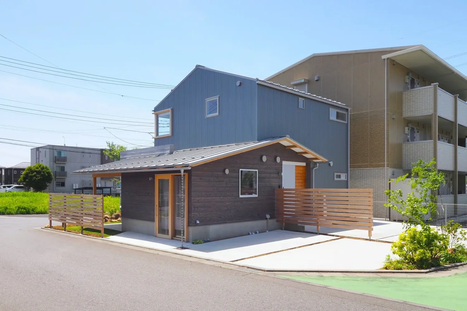住宅外墙采用镀锌铝锰钢板，店铺外墙则使用烧杉木