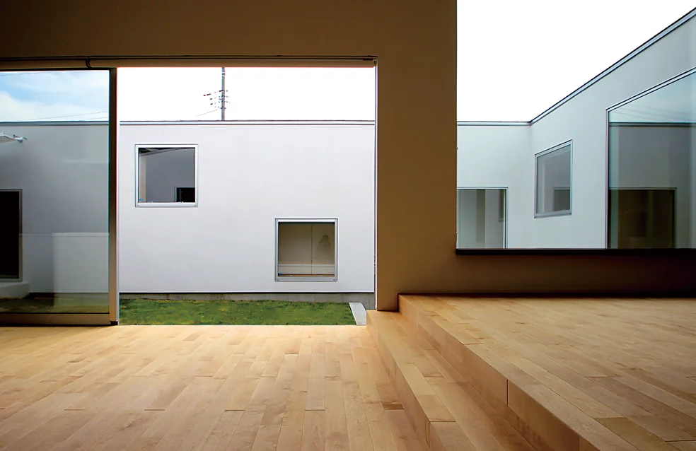 A Courtyard Where the Wind Flows Through