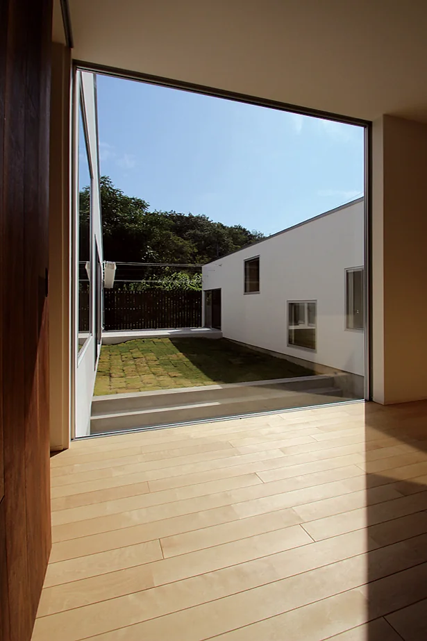 A Courtyard Where the Wind Flows Through