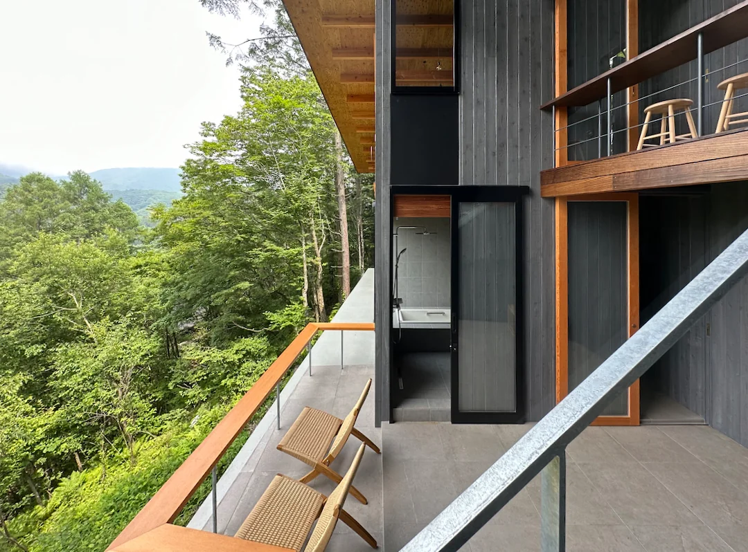 Three terraces vary in orientation, floor height, depth, and ceiling height, each offering a distinct experiential quality｜Karuizawa Terrace