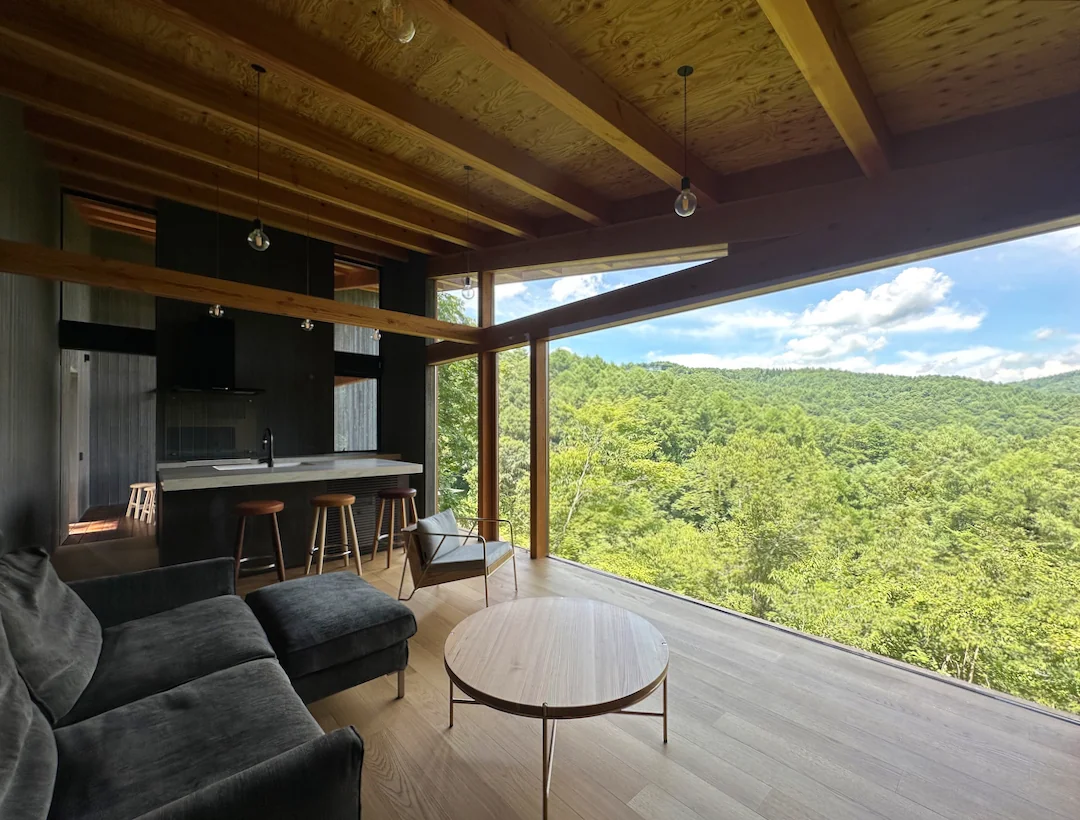 Standing on the valley side evokes a sensation of floating on a terrace without railings