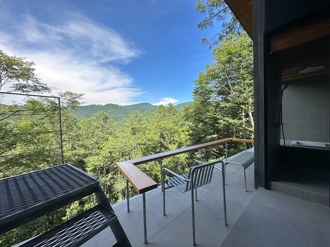 Terrace on the valley side, closest to the scenic vista｜Karuizawa Terrace