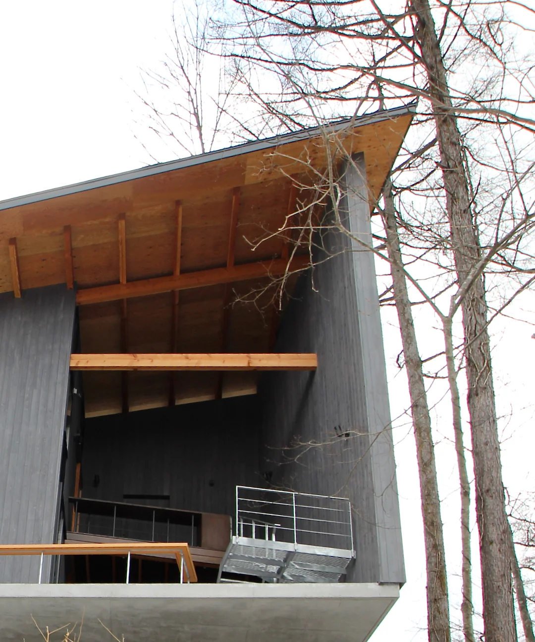 The first and second floors are connected through an intervening exterior space｜Karuizawa Terrace
