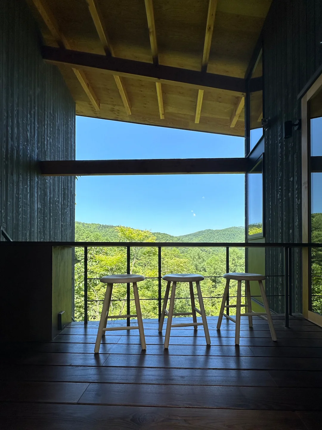 Opening the entrance door leads not to an interior space, but to an open-air atrium oriented toward nature｜Karuizawa Terrace