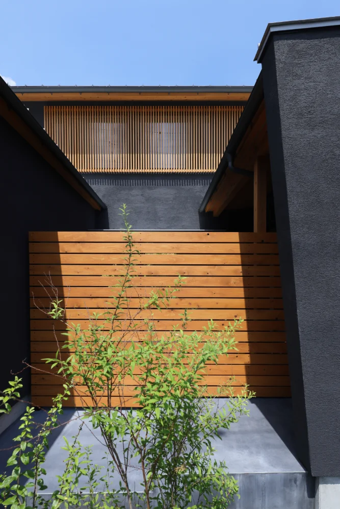 アプローチに建てられた塀の向こう側は坪庭となっています