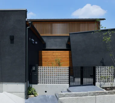 坂道に建つ家｜木の家｜注文住宅｜外観