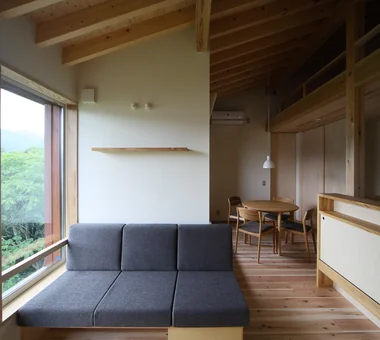 高台の景色を生かしたピアノ教室のある家｜自然素材の家｜リビング｜注文住宅