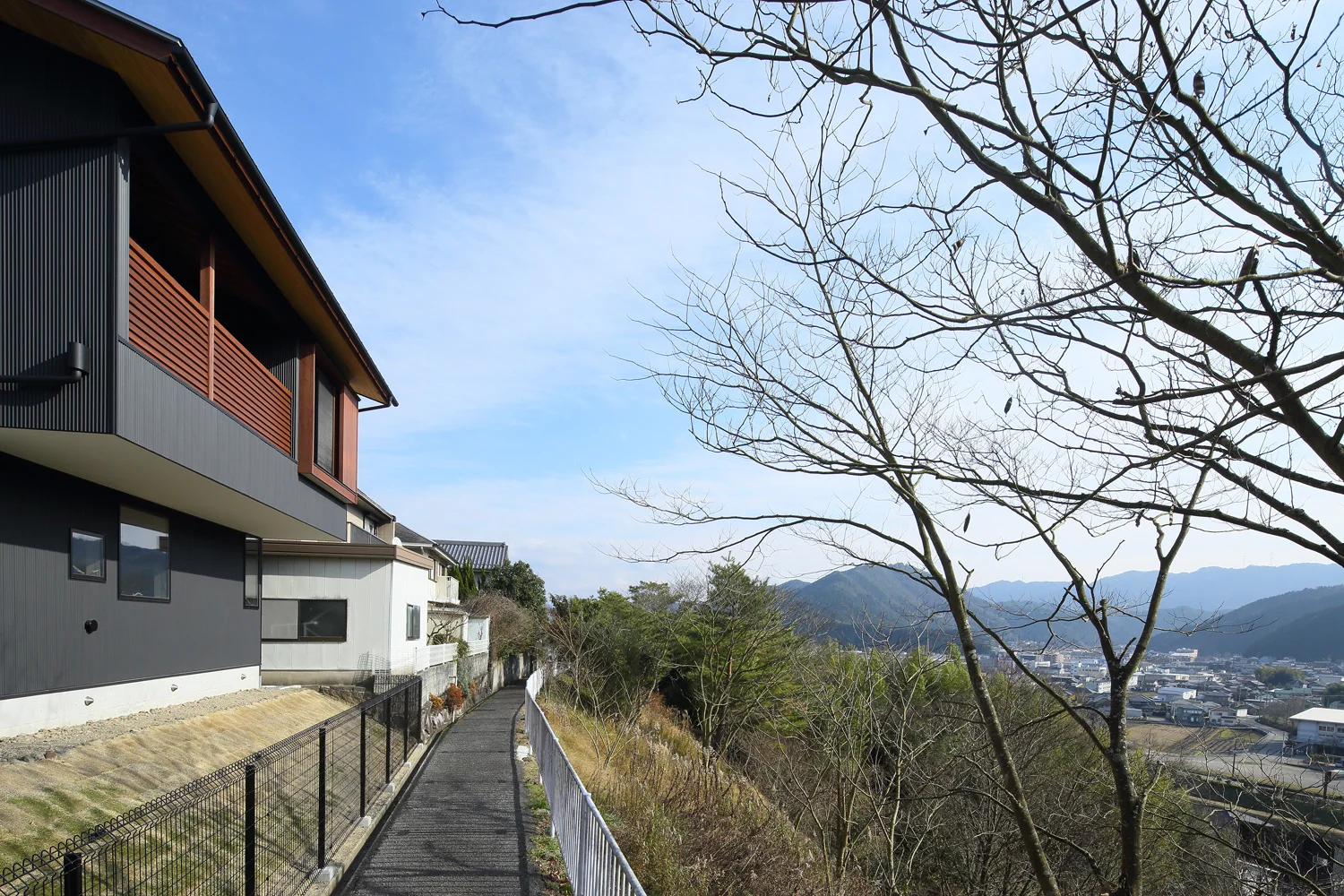 街並みを見下ろす高台の敷地に建つ