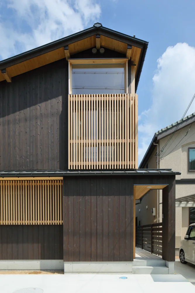 街並みの継承と新しい解釈で設けた建物外部の格子