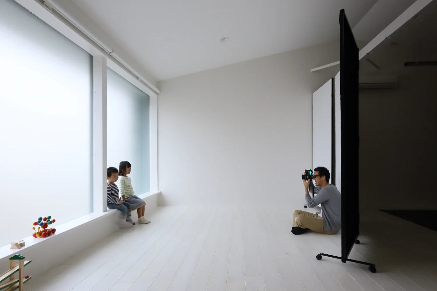 明りを取り込むだけでなく大きな窓を背景にした撮影も視野に入れていました