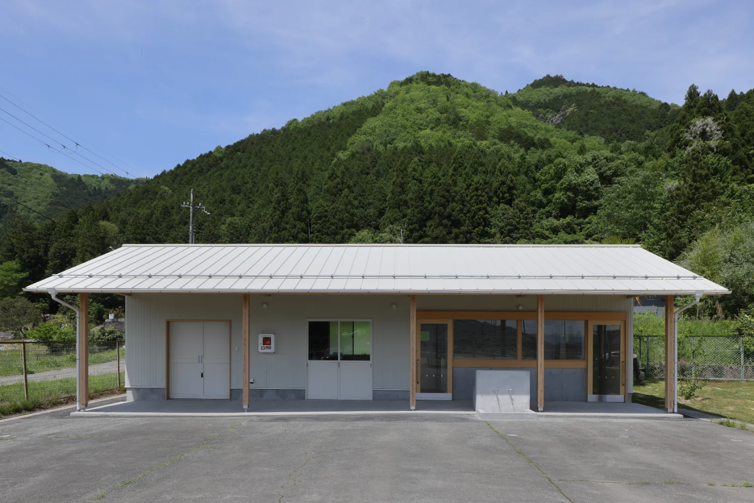 左から倉庫、休憩室、トイレが並ぶ