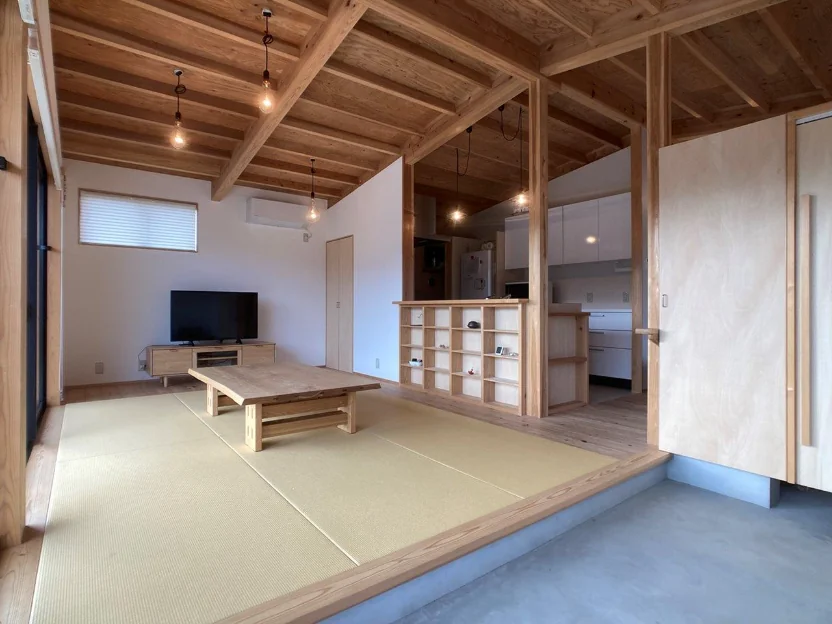 畳敷の茶の間　柱梁は国産材の杉