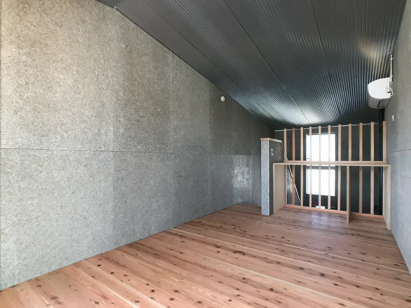 2階居室北側階段吹抜