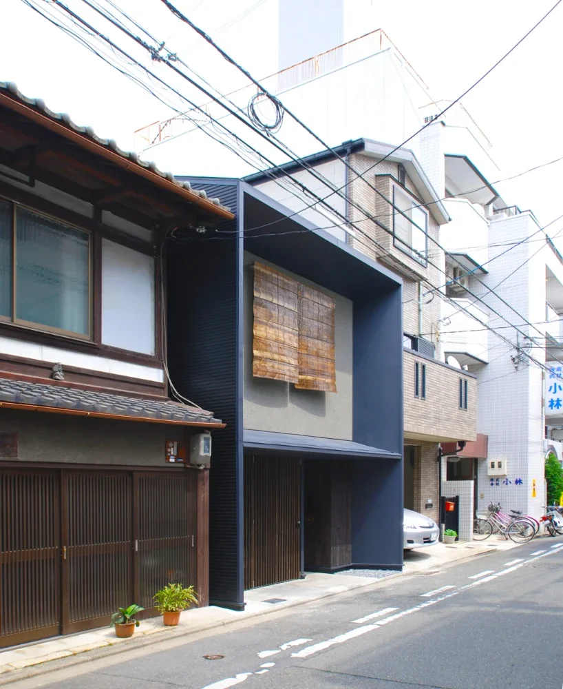 ２階の窓には黒竹のすだれが取りつく。
