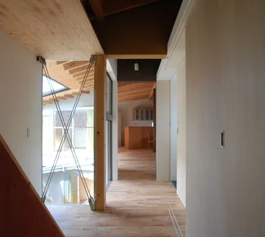 擁壁のある家｜コンテンポラリーデザインの家｜注文住宅｜廊下