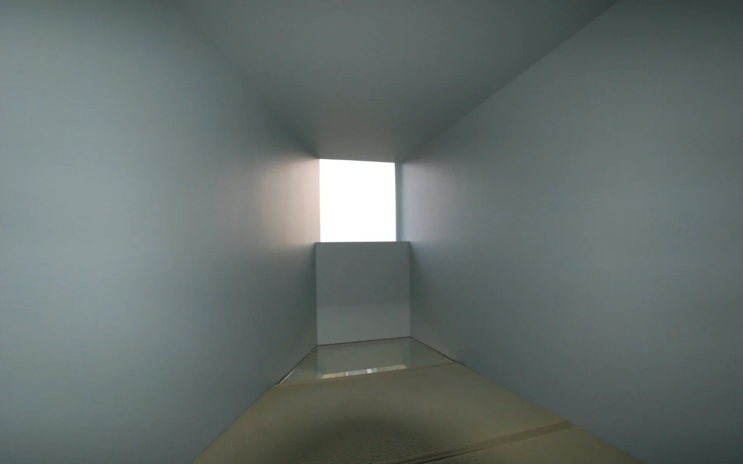 小さい空間が非日常的に遠くの世界へつながる茶室のような部屋。