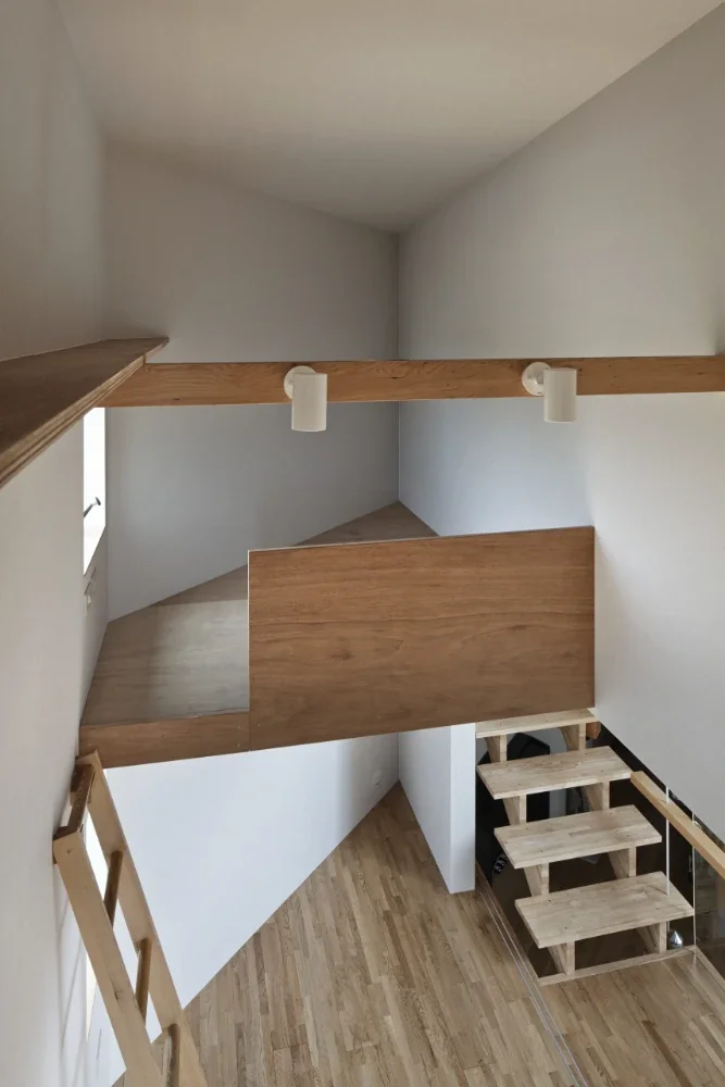 子供部屋は縦方向に広いロフト付きで、下で活動し上で寝る計画。
