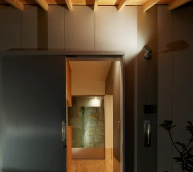 擁壁のある家｜コンテンポラリーデザインの家｜注文住宅｜玄関
