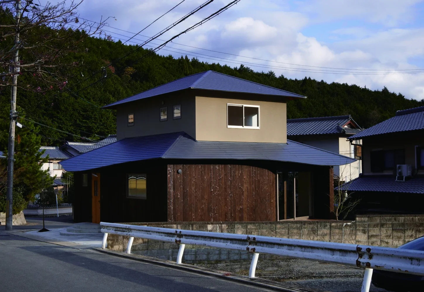 4曲屋根の家