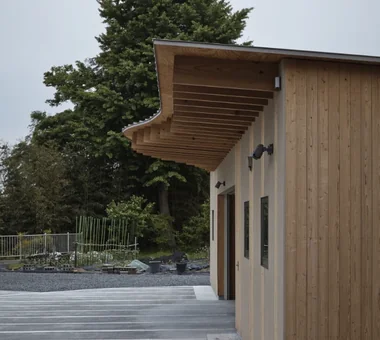 曲げ庇の離れ｜壁面本棚のある家｜注文住宅｜外観