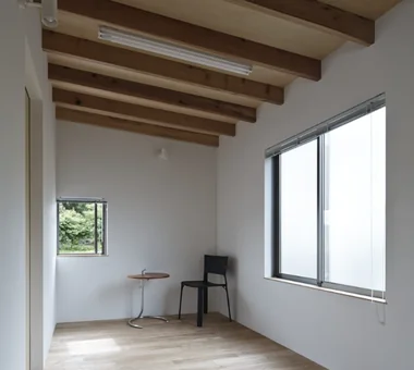 曲げ庇の離れ｜壁面本棚のある家｜注文住宅｜趣味室