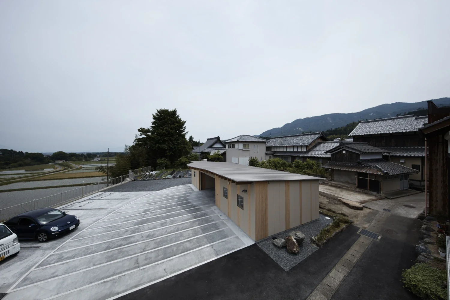 高台に東に開けて建つ。母屋からの南向きの俯瞰。