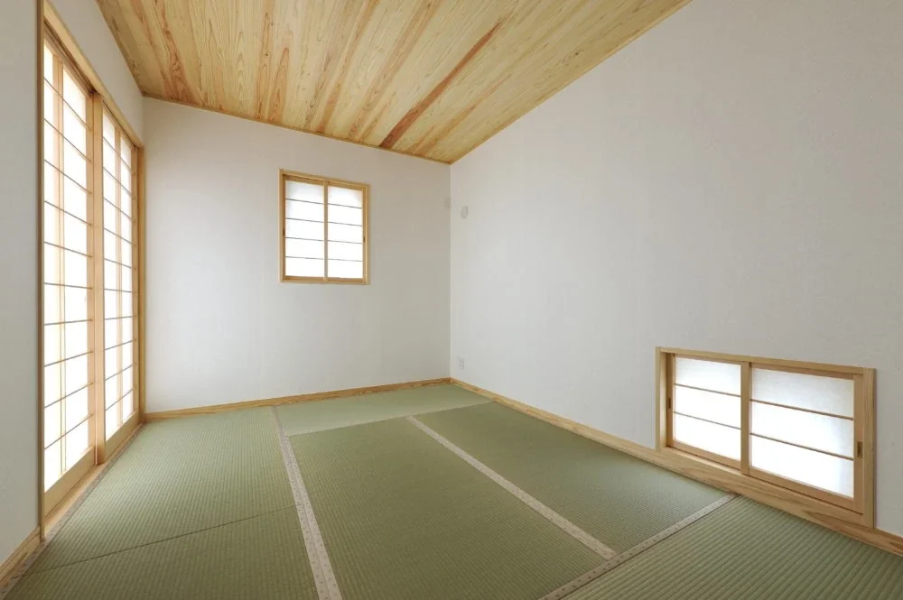 来客時などに多目的に使える和室。3方向の開口部から風を取り込むように計画。
