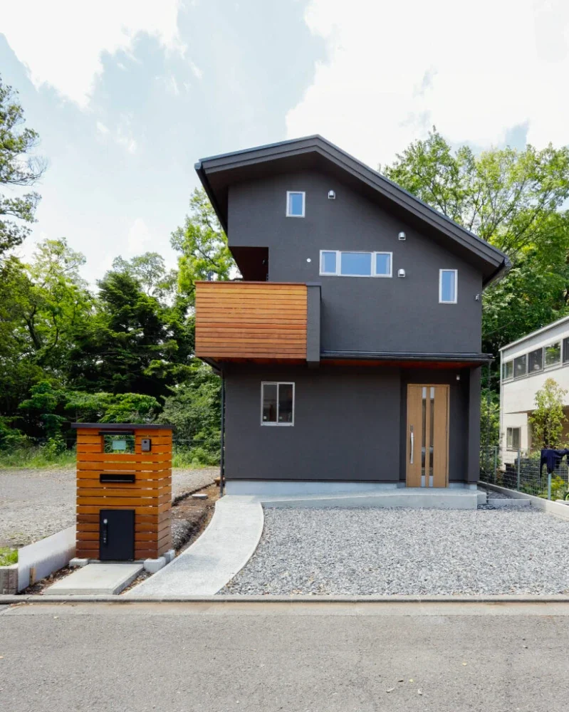 西側の雑木林に開きながら暮らす住まいです。