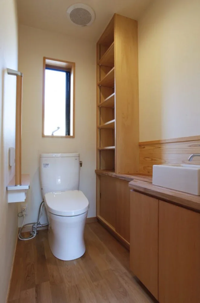トイレにも小さな本棚を作り付けにしています。