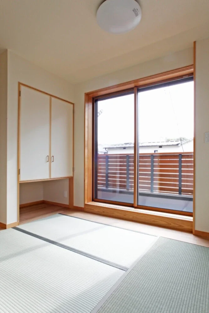 バルコニーに面した畳の寝室です。布団収納の押し入れの下はオープンにしています。
