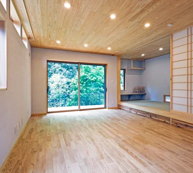 雑木林を借景にする太陽熱利用の木の家＆エコハウス｜景色を望む家｜注文住宅｜リビング
