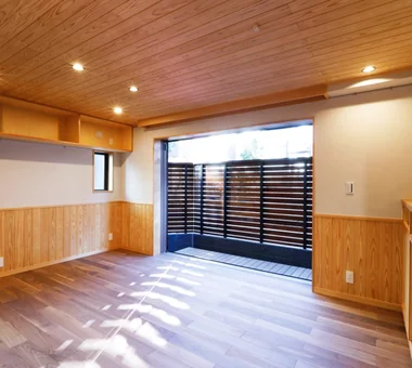 全開口のサッシで開放的に暮らす和モダンな木の家｜和モダンな家｜注文住宅｜リビング