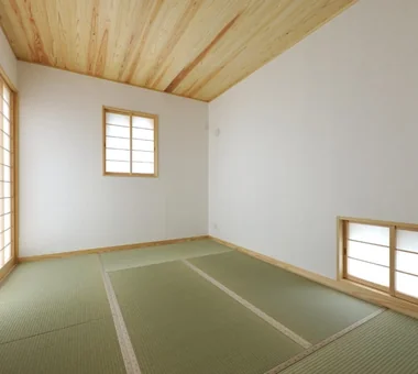 雑木林の中のデッキテラスで内と外を楽しむ住まい｜サステナブルの家｜注文住宅｜和室