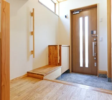 雑木林を借景にする太陽熱利用の木の家＆エコハウス｜注文住宅｜玄関