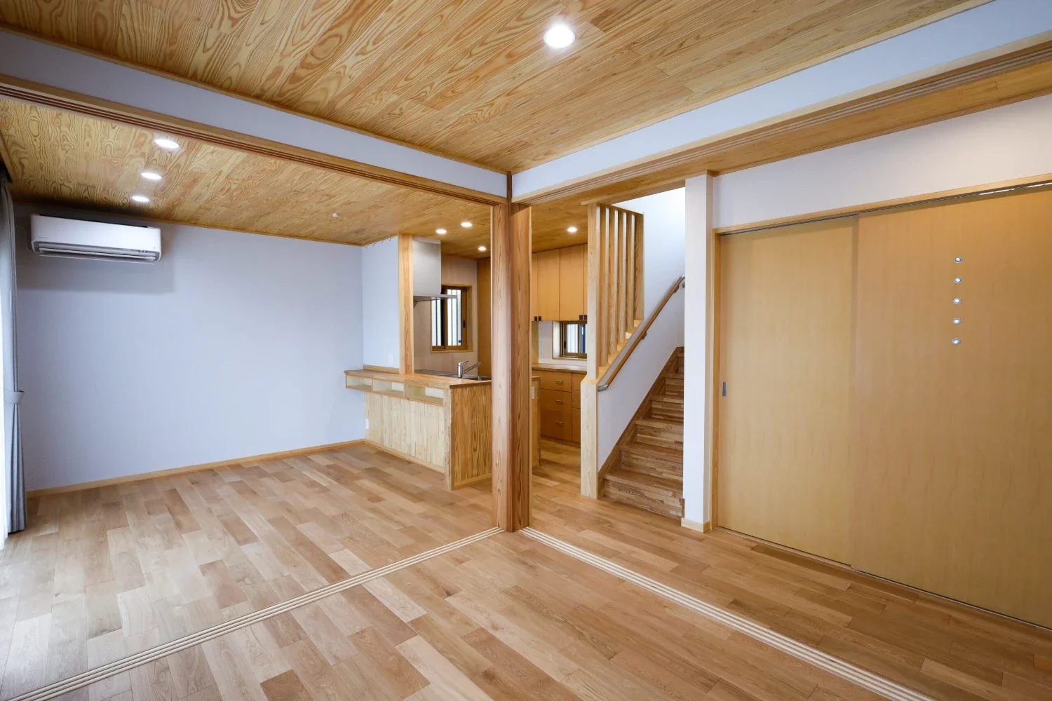 大黒柱のところに障子を建て込むと手前の空間が個室になります。