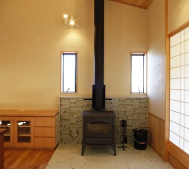 薪ストーブのある自然素材の平屋の住まい｜平屋の家｜注文住宅｜リビング