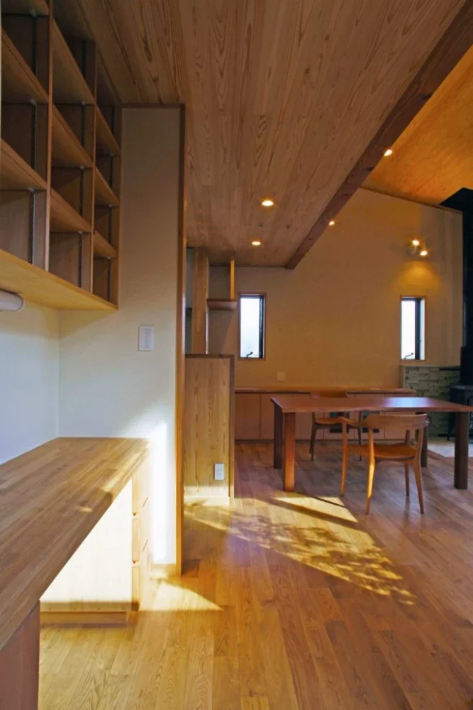 書斎はリビングのコーナーに計画しています。｜薪ストーブのある自然素材の平屋の住まい