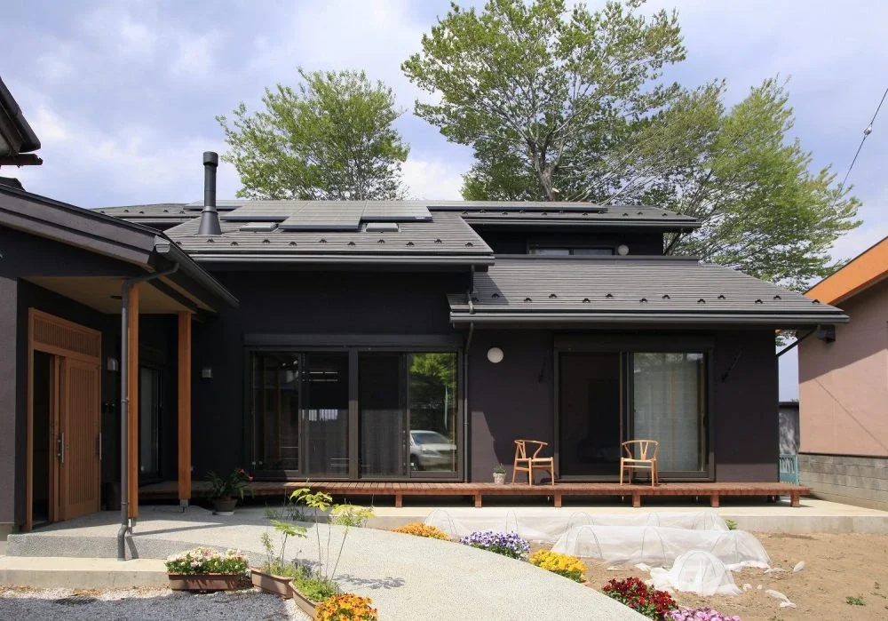 屋根に太陽光発電パネルを設置して3.12kw/hの発電をしています。
