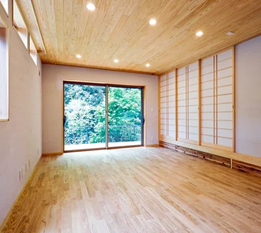 雑木林を借景にする太陽熱利用の木の家＆エコハウス｜景色を望む家｜注文住宅｜リビング