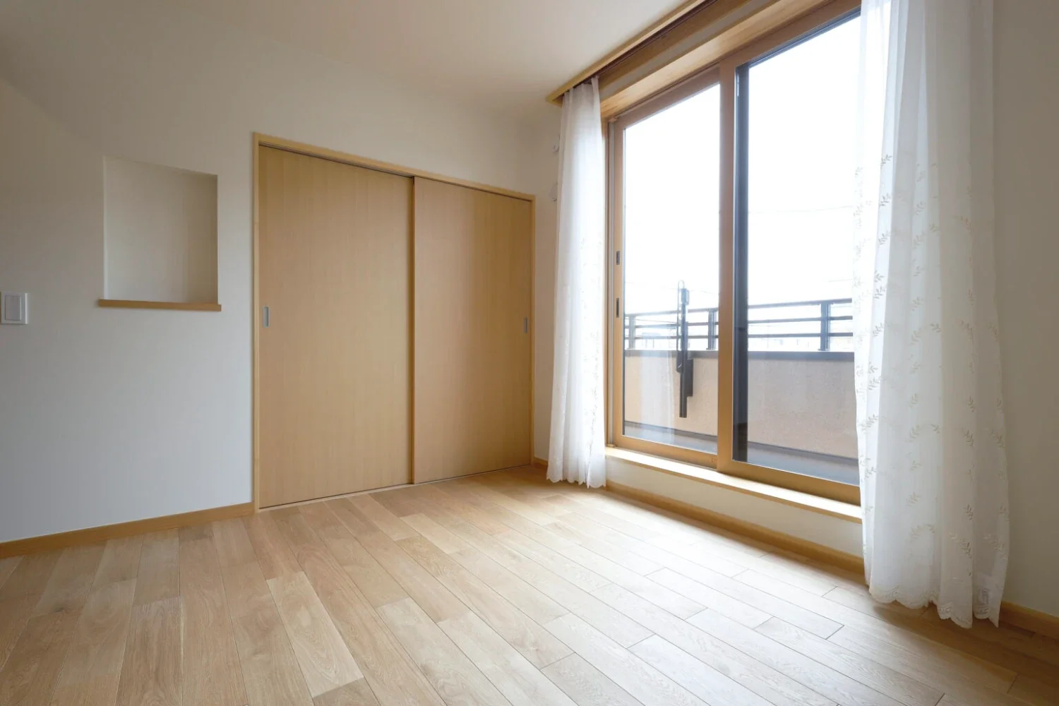 洋室の凹み棚です。ちょっとした小物置場として便利に使うことができます。