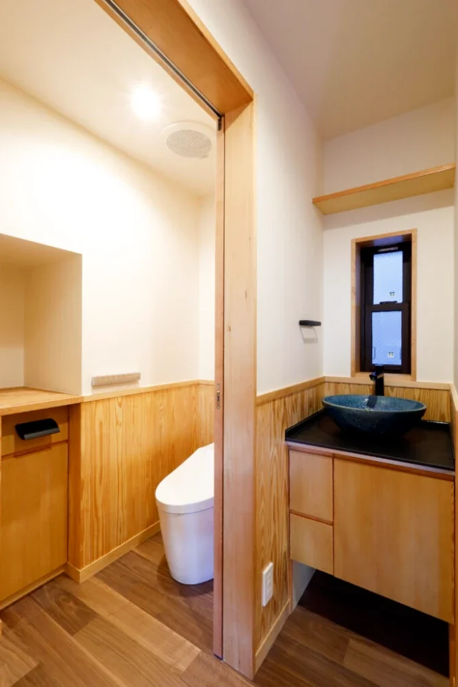 トイレ前の手洗いは建築主さんがネットで手に入れた陶器のボウル設置しています。