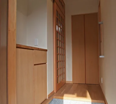 畳コーナーで家時間を楽しく暮らせる和モダンの木の家｜注文住宅｜玄関